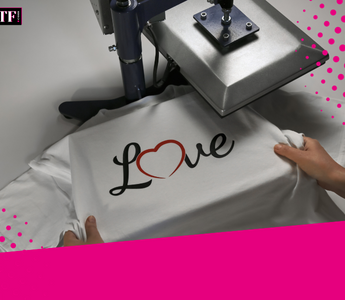 Utilisation d'une presse à chaud pour personnaliser un t-shirt avec le mot "love"